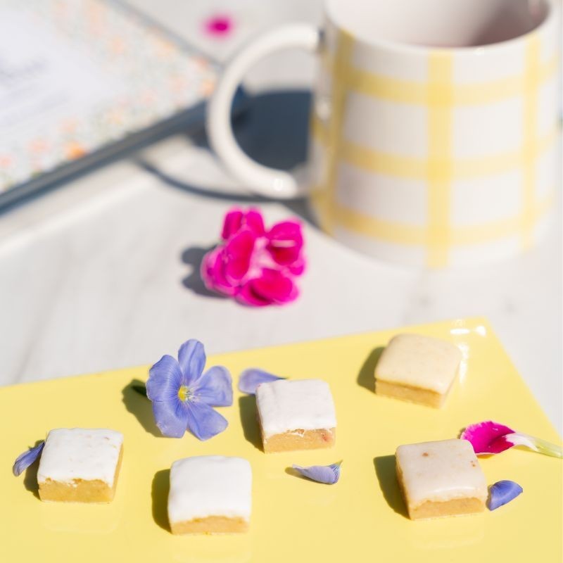 Calissons artisanaux à l'amande, citron, framboise, noisette et pistache dans leur boîte élégante