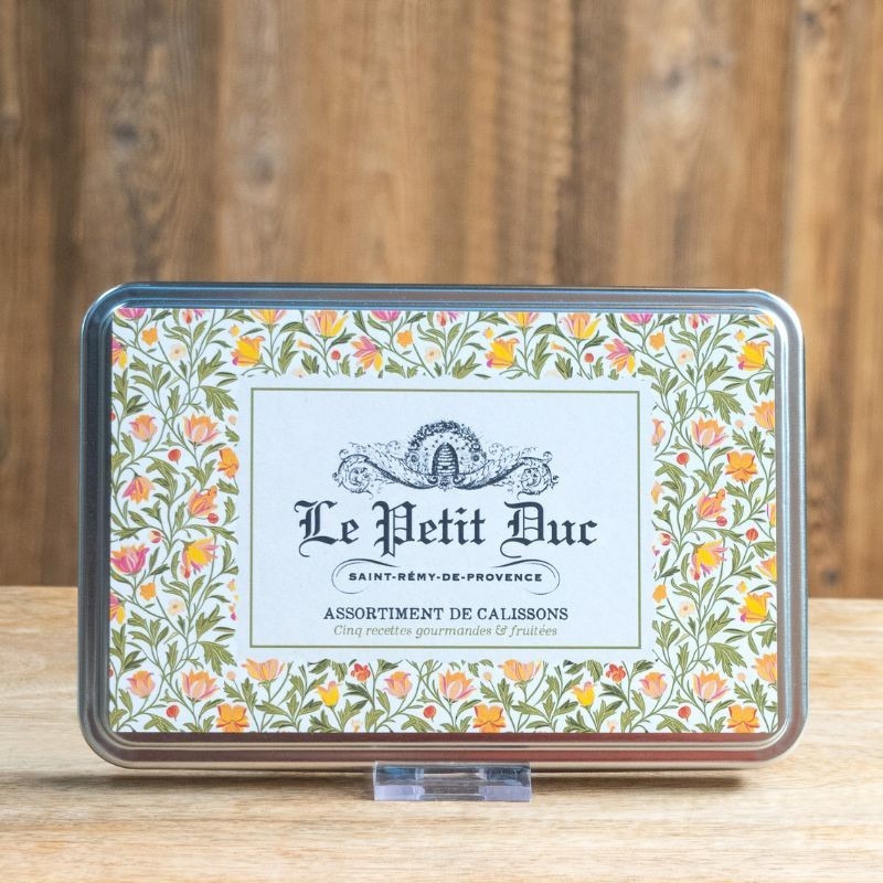 Vue rapprochée de calissons colorés et fondants, spécialité provençale du Petit Duc
